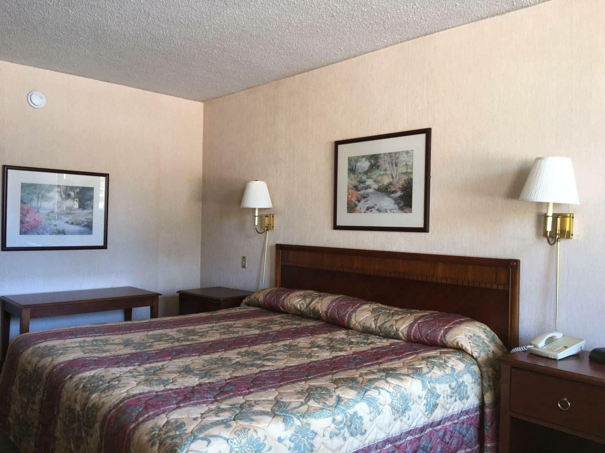 Landmark Inn Хартсвилл Экстерьер фото